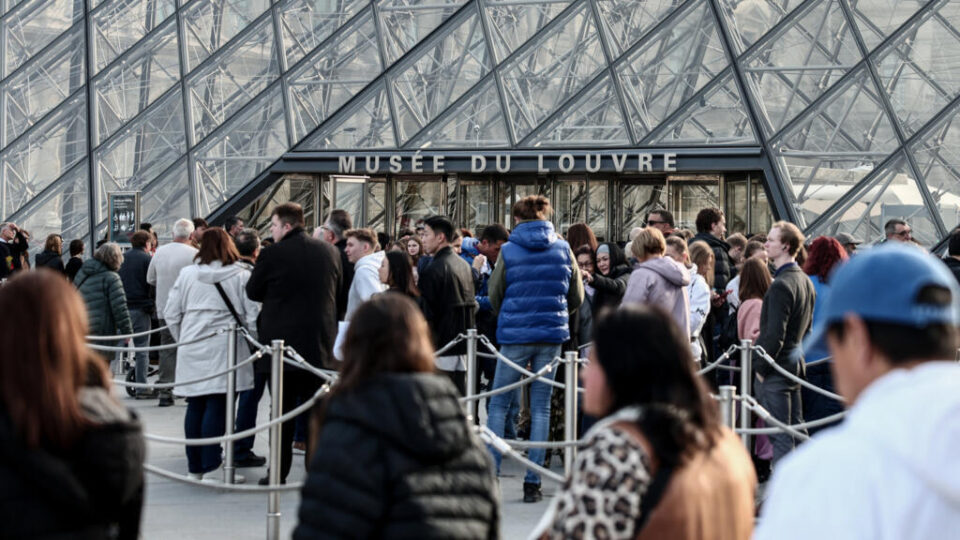 El Louvre reabre tras el millonario robo que pone en jaque la seguridad de los museos franceses